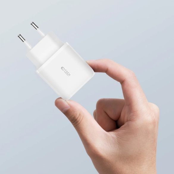 Tech-Protect C20W hálózati töltő 1xUSB-A és 1xUSB-C csatlakozással 20W PD QC Type-C - Lightning kábellel - fehér