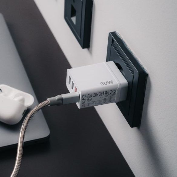 Verbatim CHR-30EU2 hálózati töltő 3xUSB-A és 1xUSB-C csatlakozással 30W PD 3.0 - fehér