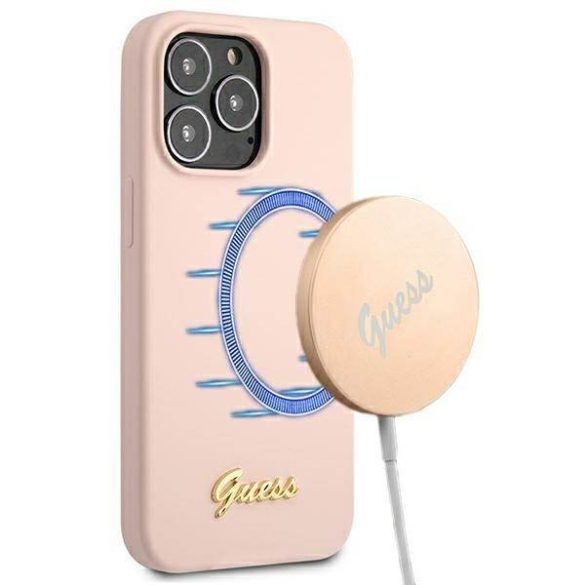 Guess GUHMP13LLSLMGLP iPhone 13 Pro / 13 6,1" világos rózsaszín szilikon keménytok Script Gold Logo Magsafe