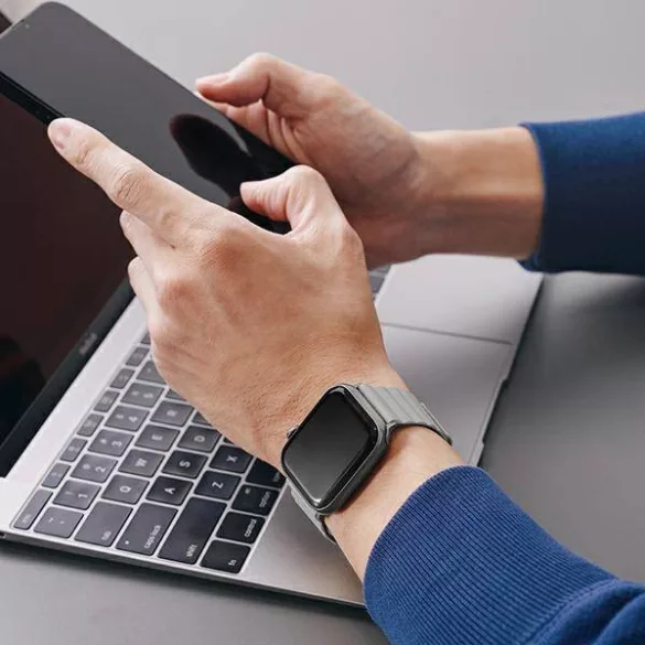 UNIQ Revix szíj Apple Watch Series 1-8/SE/SE2/SE3 38/40/41mm fordítható mágneses mágneses rózsaszín-bézs