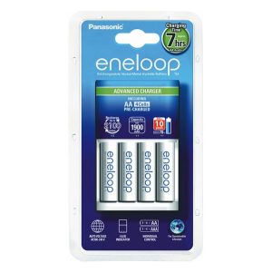 PANASONIC ENELOOP akkutöltő (240V, LED jelzés, időzítő, 4xAA/AAA elem kompatibilis + 4db 1900mAh AA elem) FEHÉR 