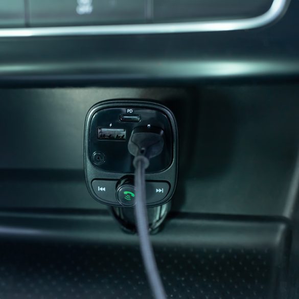 Forever TR-370FM transzmitter Bluetooth 2xUSB-A és 1xUSB-C csatlakozással PD 30W - fekete