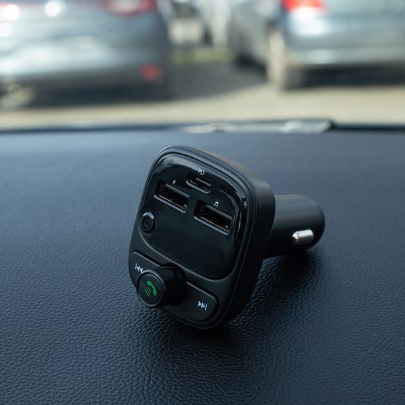 Forever TR-370FM transzmitter Bluetooth 2xUSB-A és 1xUSB-C csatlakozással PD 30W - fekete