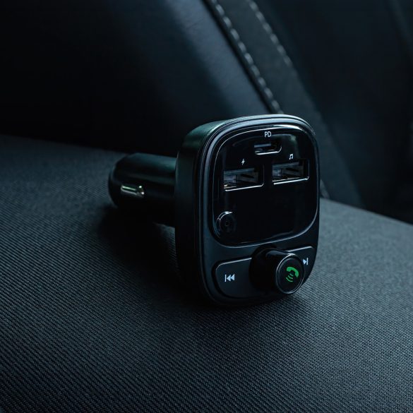 Forever TR-370FM transzmitter Bluetooth 2xUSB-A és 1xUSB-C csatlakozással PD 30W - fekete