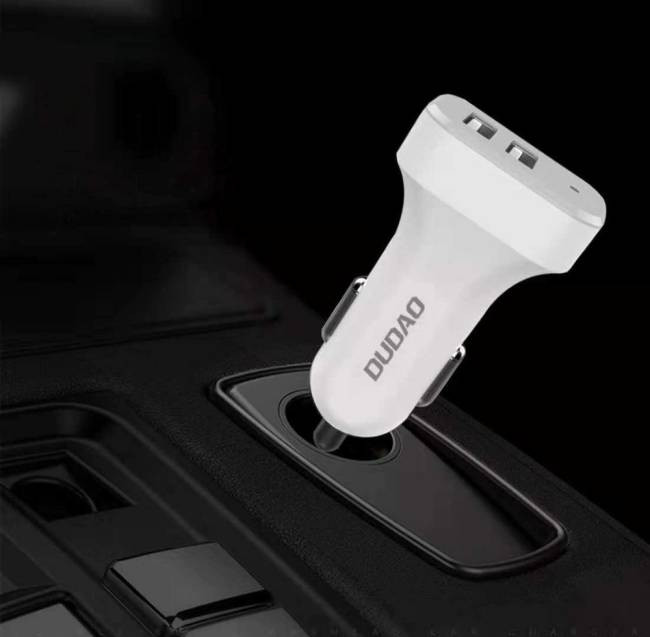Dudao autós szett 2x USB 2.4a töltő + 3in1 Lightning / Type-C USB-C / micro USB kábel fehér (R7 fehér) Dudao autós szett 2x USB 2.4a töltő + 3in1 Lightning / Type-C USB-C / micro USB kábel fehér (R7 fehér)